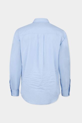 Camicia con spalle scese e taglio grezzo