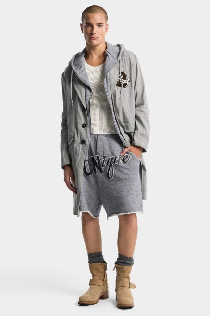 Cappotto con cappuccio strappato Cappotto con cappuccio strappato