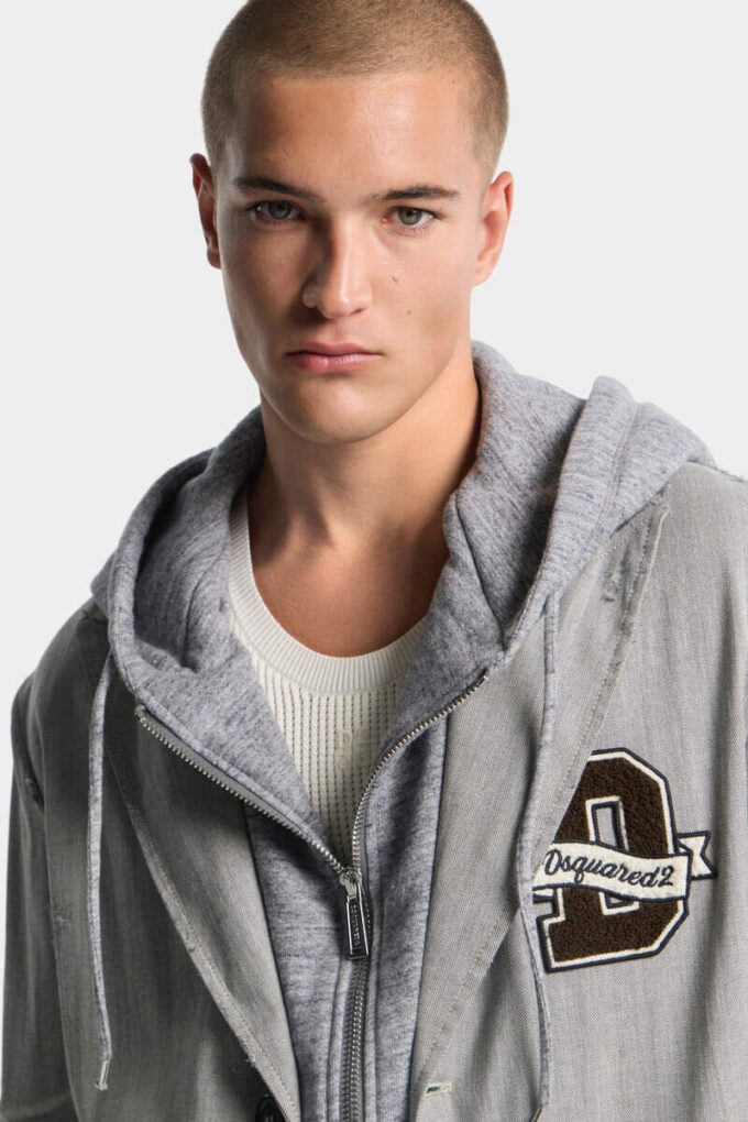 Cappotto con cappuccio strappato Cappotto con cappuccio strappato