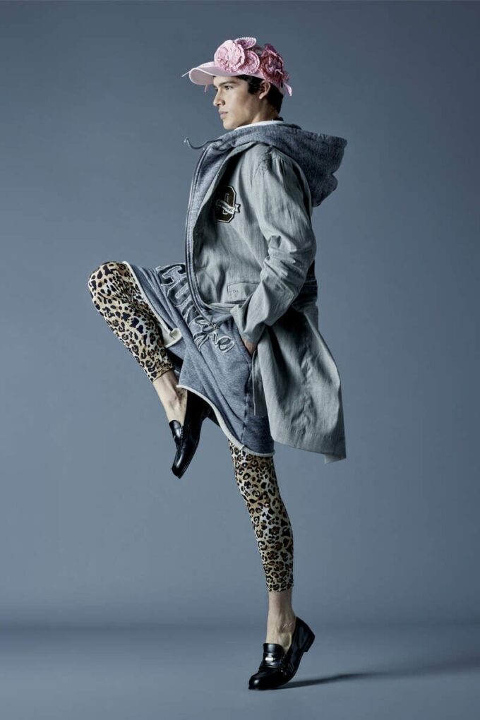 Cappotto con cappuccio strappato Cappotto con cappuccio strappato