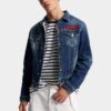 Giacca da fumatore scura sopra una giacca di Jeans Giacca da fumatore scura sopra una giacca di Jeans