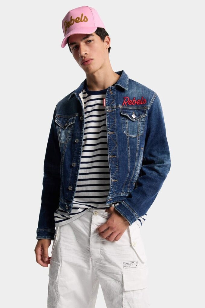 Giacca da fumatore scura sopra una giacca di Jeans Giacca da fumatore scura sopra una giacca di Jeans