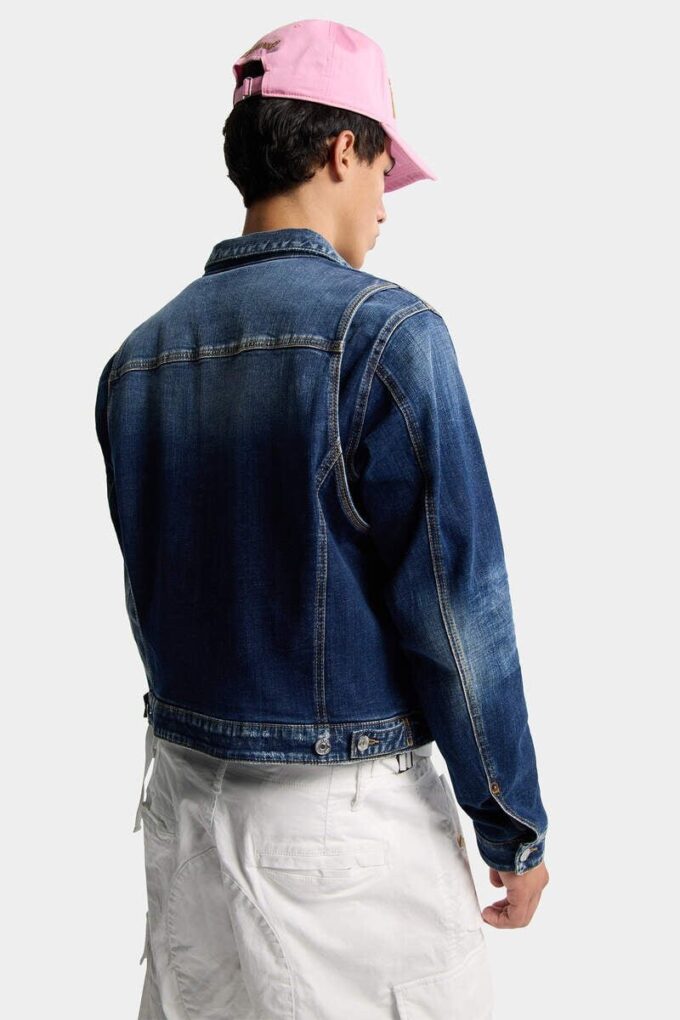 Giacca da fumatore scura sopra una giacca di Jeans Giacca da fumatore scura sopra una giacca di Jeans