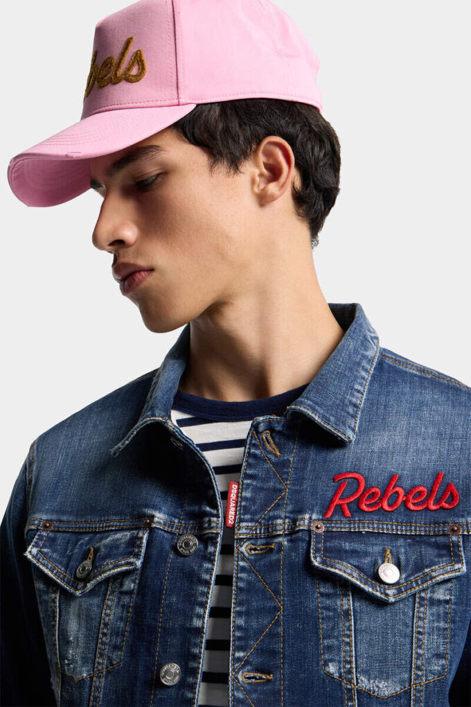 Giacca da fumatore scura sopra una giacca di Jeans Giacca da fumatore scura sopra una giacca di Jeans