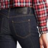 Jeans a zampa media con lavaggio scuro Jeans a zampa media con lavaggio scuro