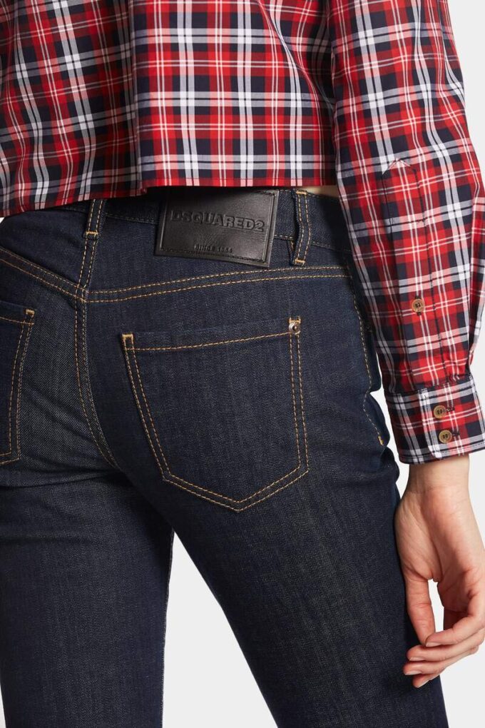 Jeans a zampa media con lavaggio scuro Jeans a zampa media con lavaggio scuro