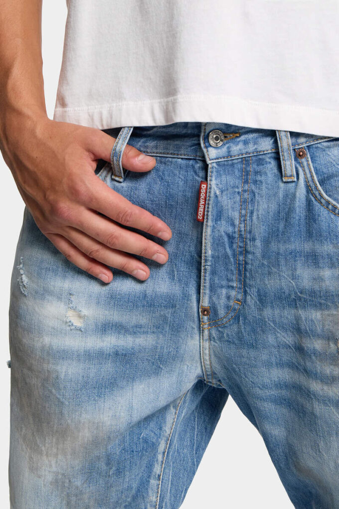 Jeans blu chiaro con effetto sporco Jeans blu chiaro con effetto sporco