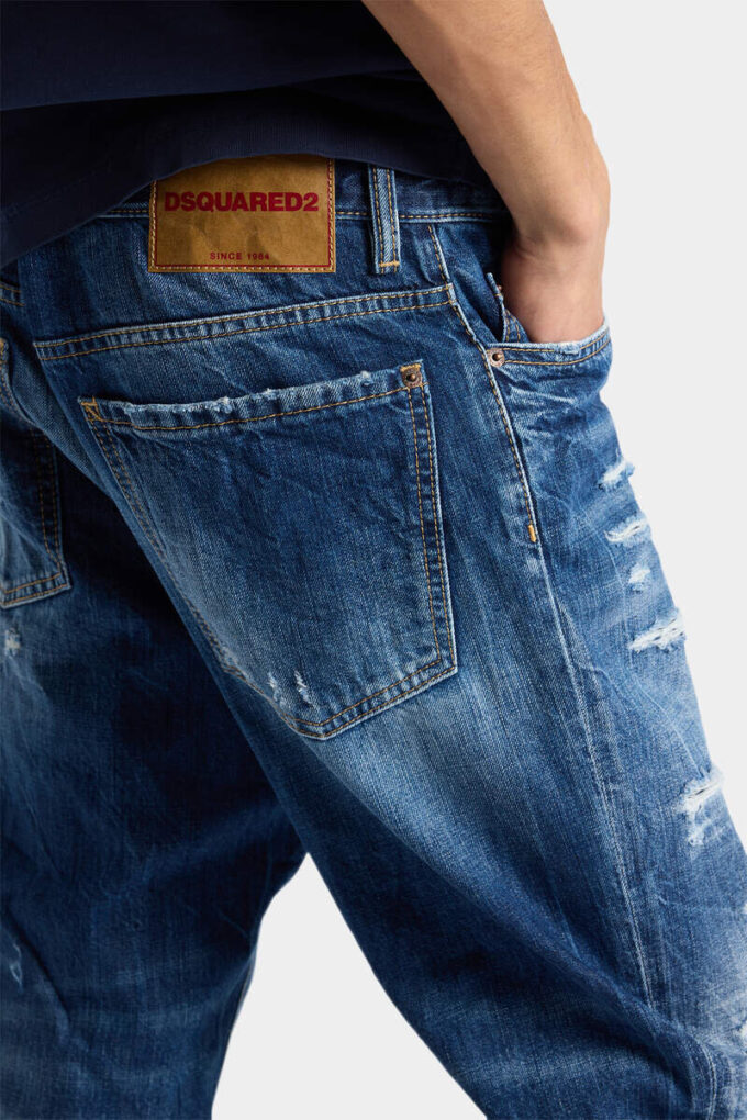Jeans blu strappati con lavaggio medio