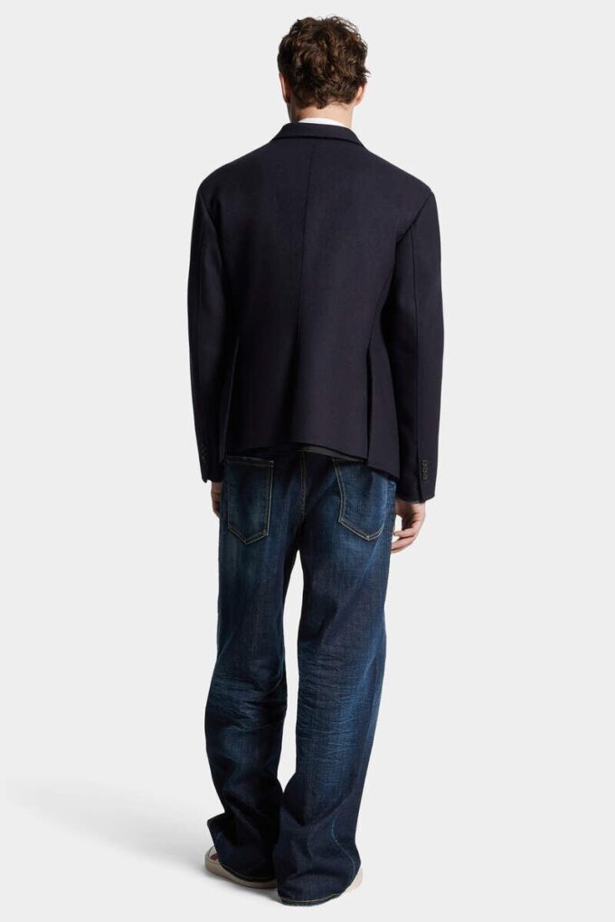 Jeans larghi con lavaggio scuro pulito Jeans larghi con lavaggio scuro pulito