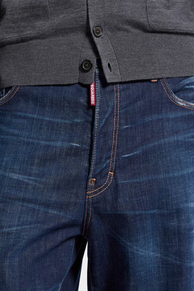 Jeans larghi con lavaggio scuro pulito Jeans larghi con lavaggio scuro pulito