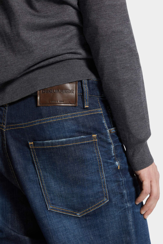 Jeans larghi con lavaggio scuro pulito Jeans larghi con lavaggio scuro pulito