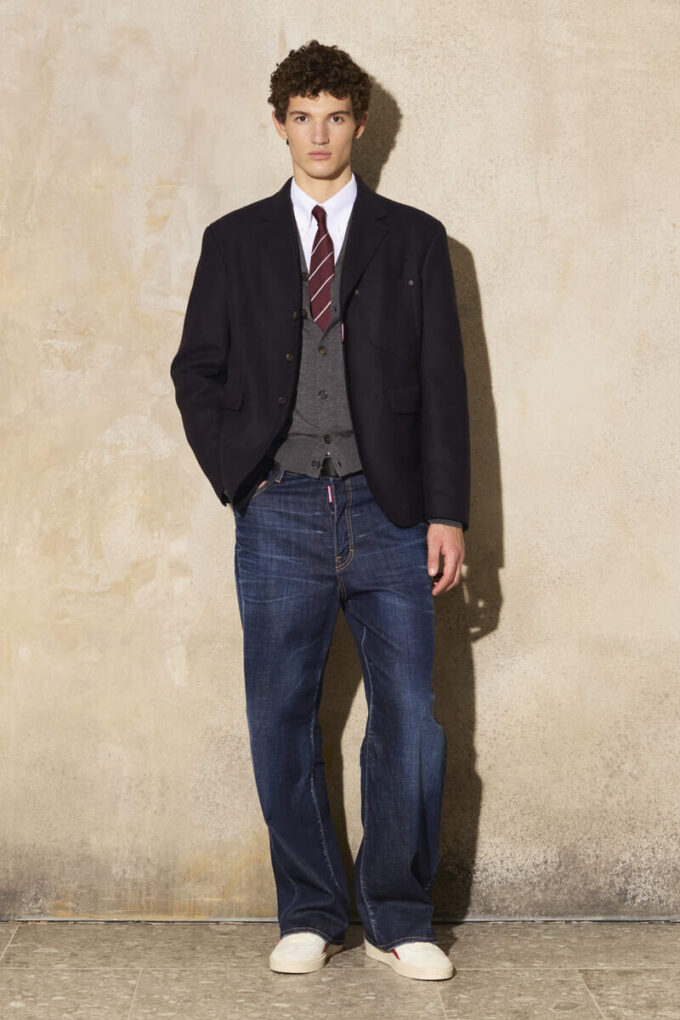 Jeans larghi con lavaggio scuro pulito Jeans larghi con lavaggio scuro pulito