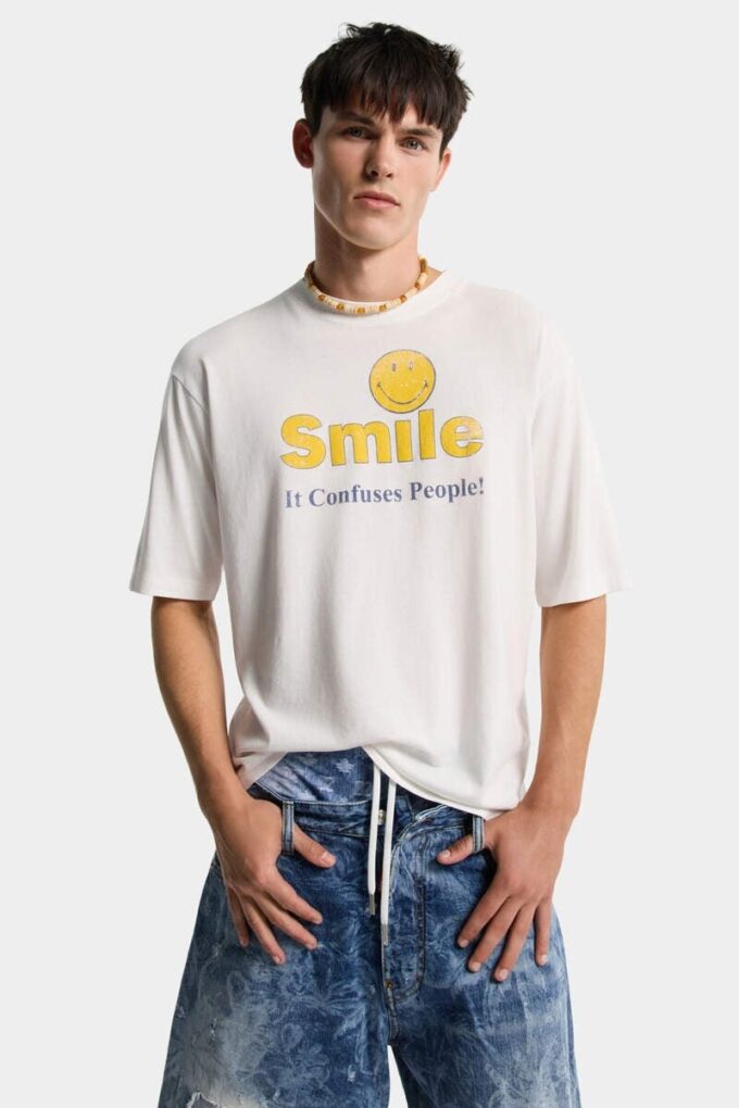 Maglietta Smiley X D2 tinta e strappata, vestibilità ampia Maglietta Smiley X D2 tinta e strappata, vestibilità ampia