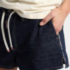 Pantaloncini a vita bassa con lavaggio scuro Pantaloncini a vita bassa con lavaggio scuro