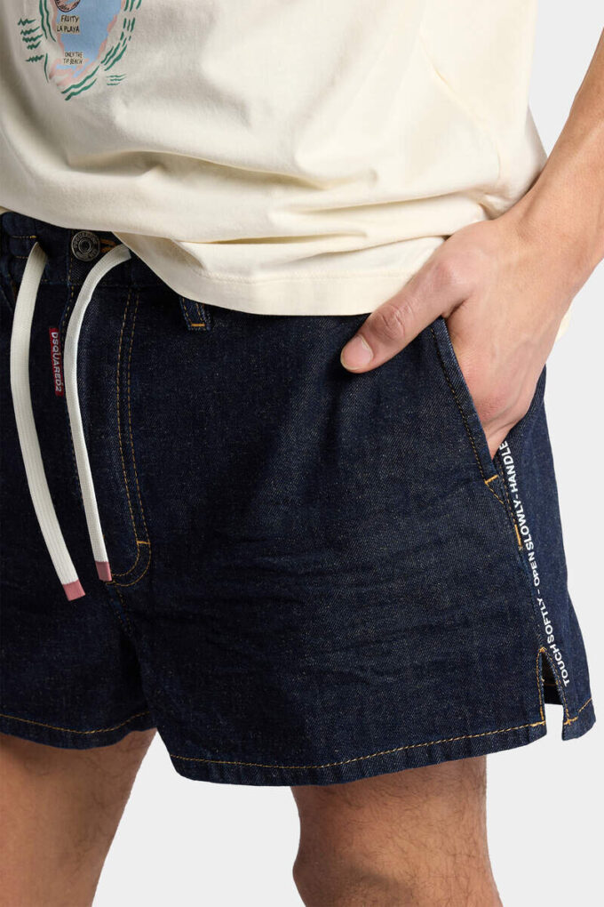 Pantaloncini a vita bassa con lavaggio scuro Pantaloncini a vita bassa con lavaggio scuro
