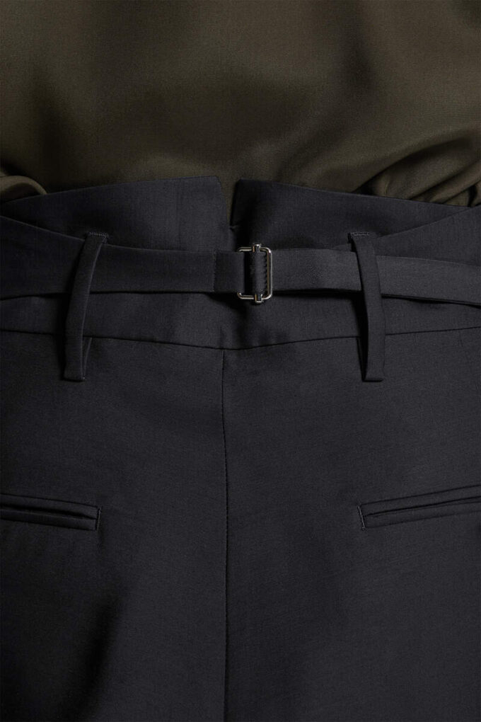 Pantaloni da sera con una piega