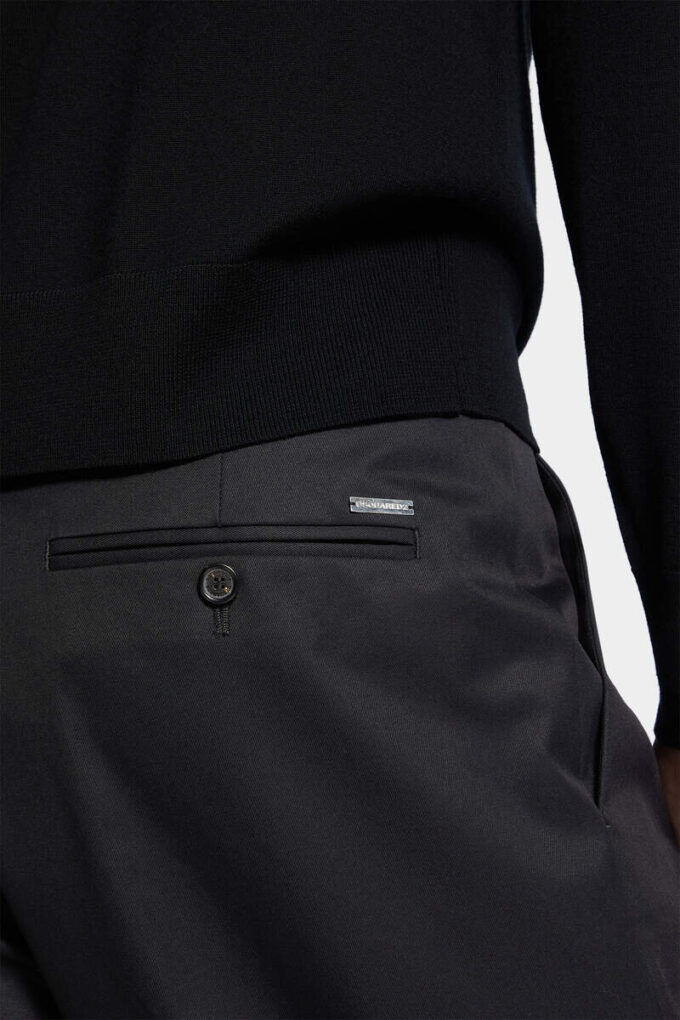 Pantaloni in cotone con una piega Pantaloni in cotone con una piega