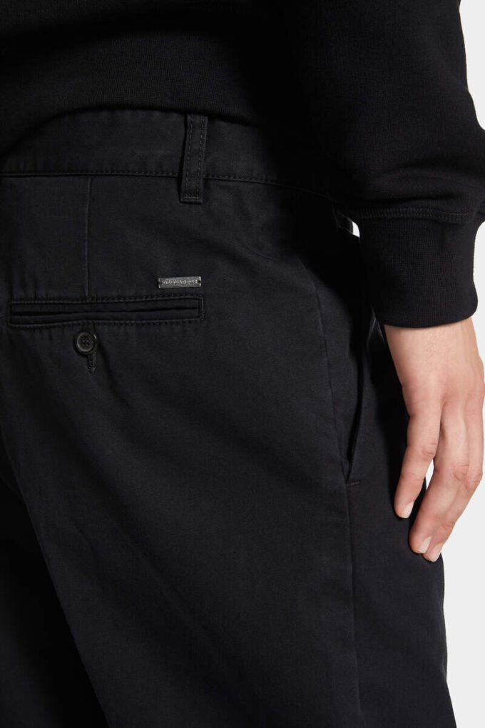 Pantaloni in cotone con una piega Pantaloni in cotone con una piega