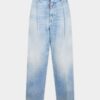 Pantaloni in denim con lavaggio chiaro e una piega Pantaloni in denim con lavaggio chiaro e una piega