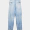 Pantaloni in denim con lavaggio chiaro e una piega Pantaloni in denim con lavaggio chiaro e una piega