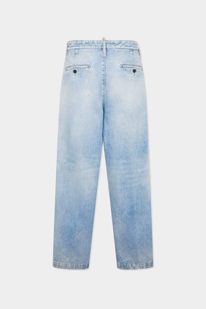 Pantaloni in denim con lavaggio chiaro e una piega Pantaloni in denim con lavaggio chiaro e una piega