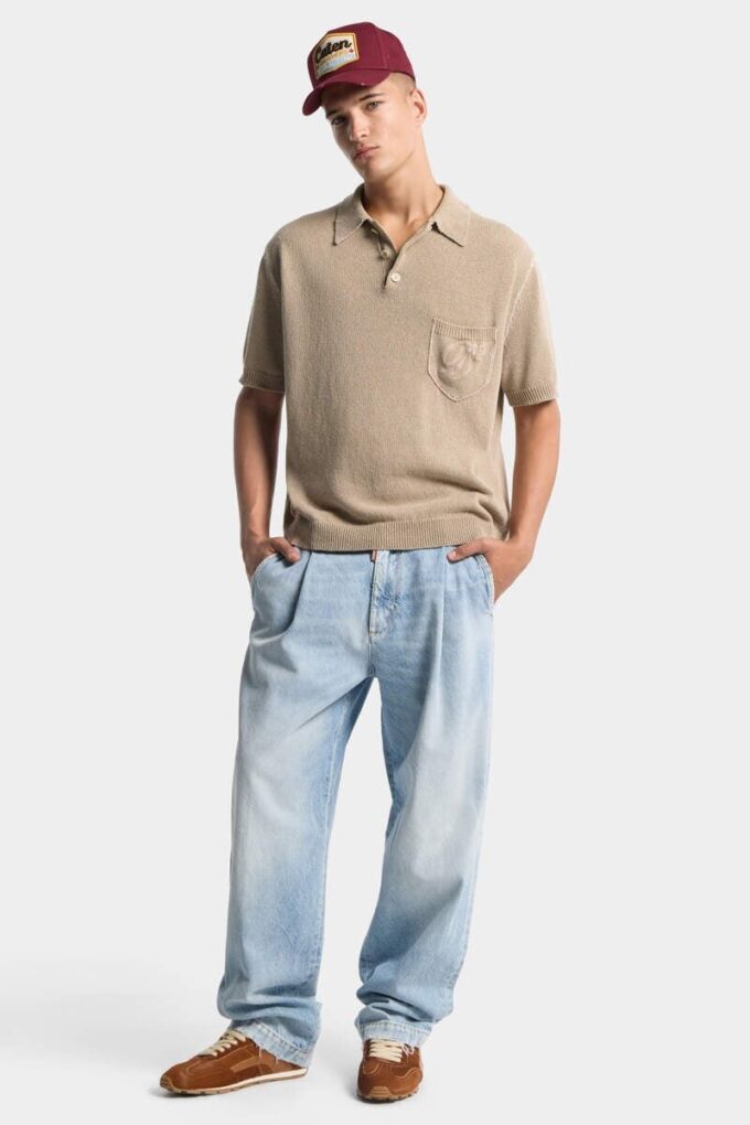 Pantaloni in denim con lavaggio chiaro e una piega Pantaloni in denim con lavaggio chiaro e una piega
