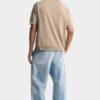 Pantaloni in denim con lavaggio chiaro e una piega Pantaloni in denim con lavaggio chiaro e una piega