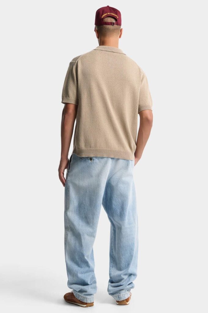 Pantaloni in denim con lavaggio chiaro e una piega Pantaloni in denim con lavaggio chiaro e una piega