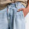 Pantaloni in denim con lavaggio chiaro e una piega Pantaloni in denim con lavaggio chiaro e una piega