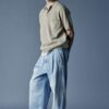 Pantaloni in denim con lavaggio chiaro e una piega Pantaloni in denim con lavaggio chiaro e una piega