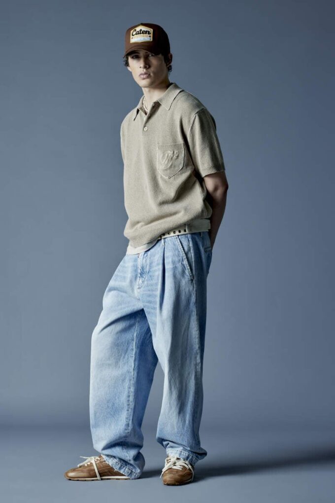 Pantaloni in denim con lavaggio chiaro e una piega Pantaloni in denim con lavaggio chiaro e una piega