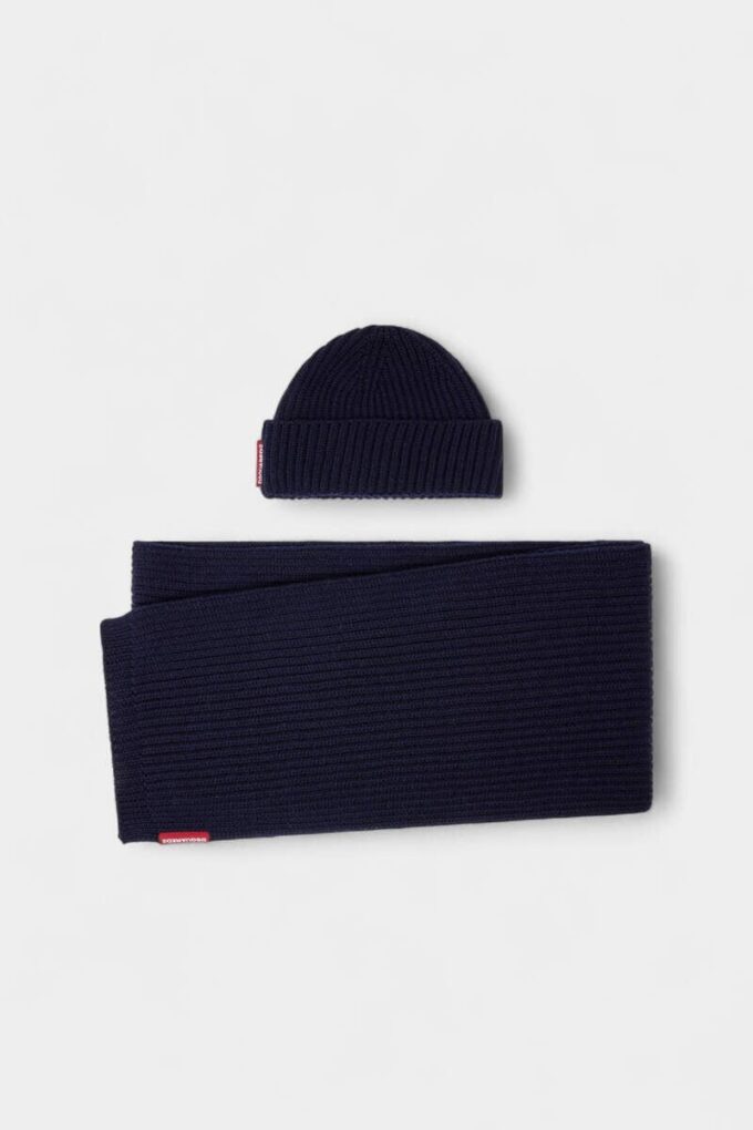 Set sciarpa e cappello in maglia calda Set sciarpa e cappello in maglia calda