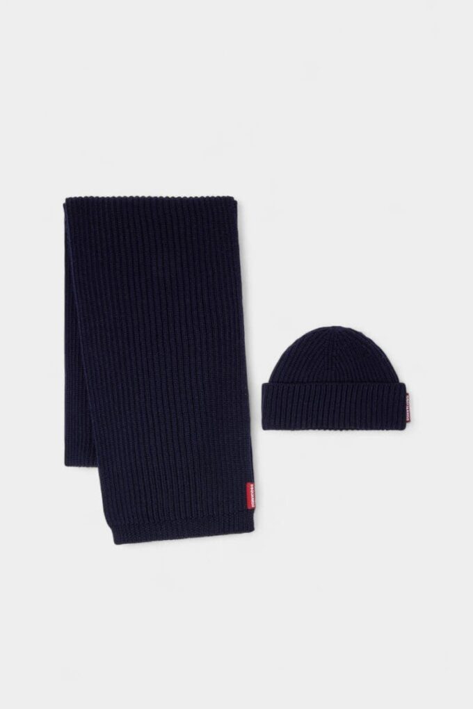 Set sciarpa e cappello in maglia calda Set sciarpa e cappello in maglia calda