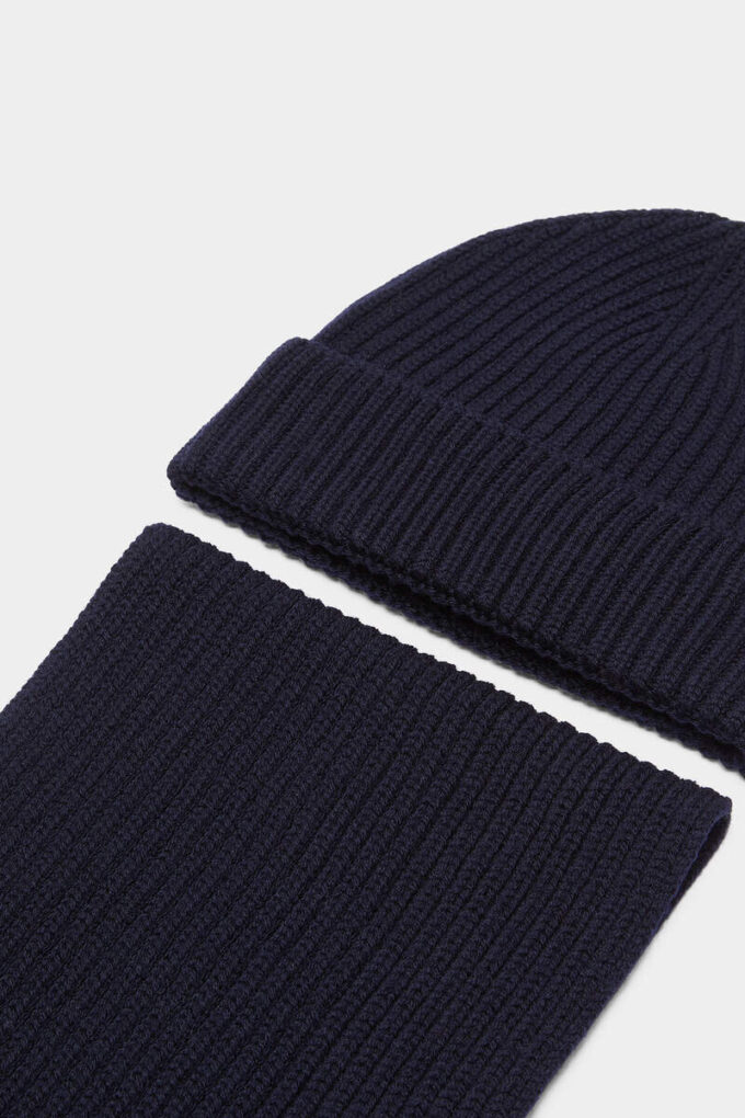 Set sciarpa e cappello in maglia calda Set sciarpa e cappello in maglia calda