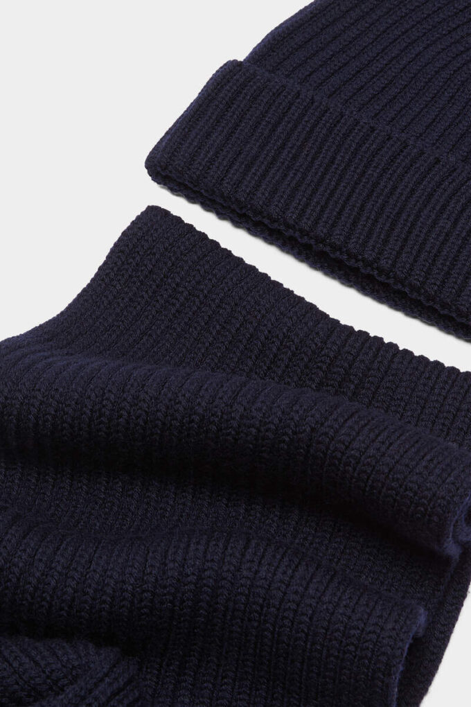 Set sciarpa e cappello in maglia calda Set sciarpa e cappello in maglia calda