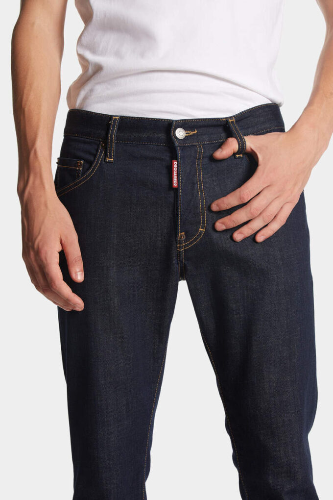 Skater Jean con lavaggio scuro Skater Jean con lavaggio scuro