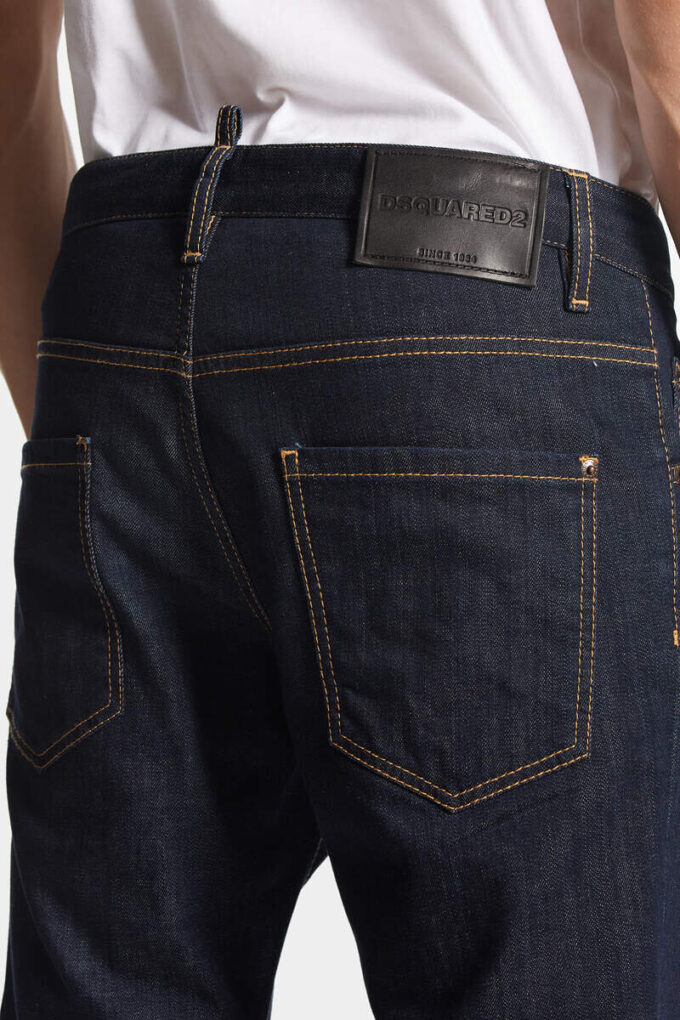 Skater Jean con lavaggio scuro Skater Jean con lavaggio scuro